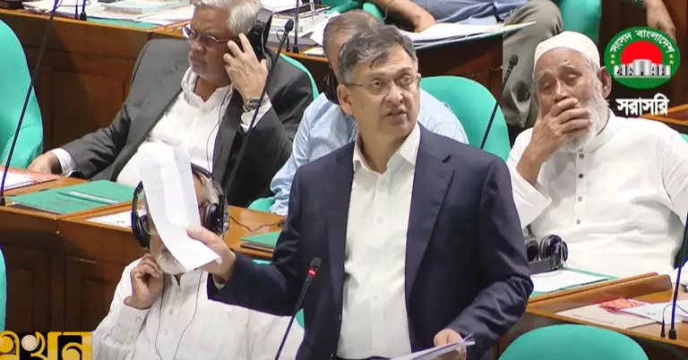 সংসদ অধিবেশনে কথা বলছেন স্বরাষ্ট্রমন্ত্রী